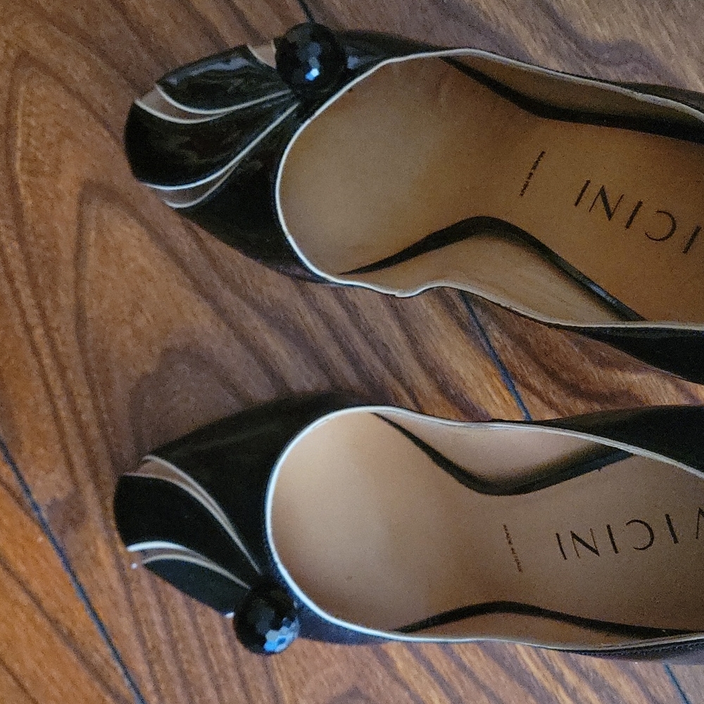 Vicini Patent leather black pumps